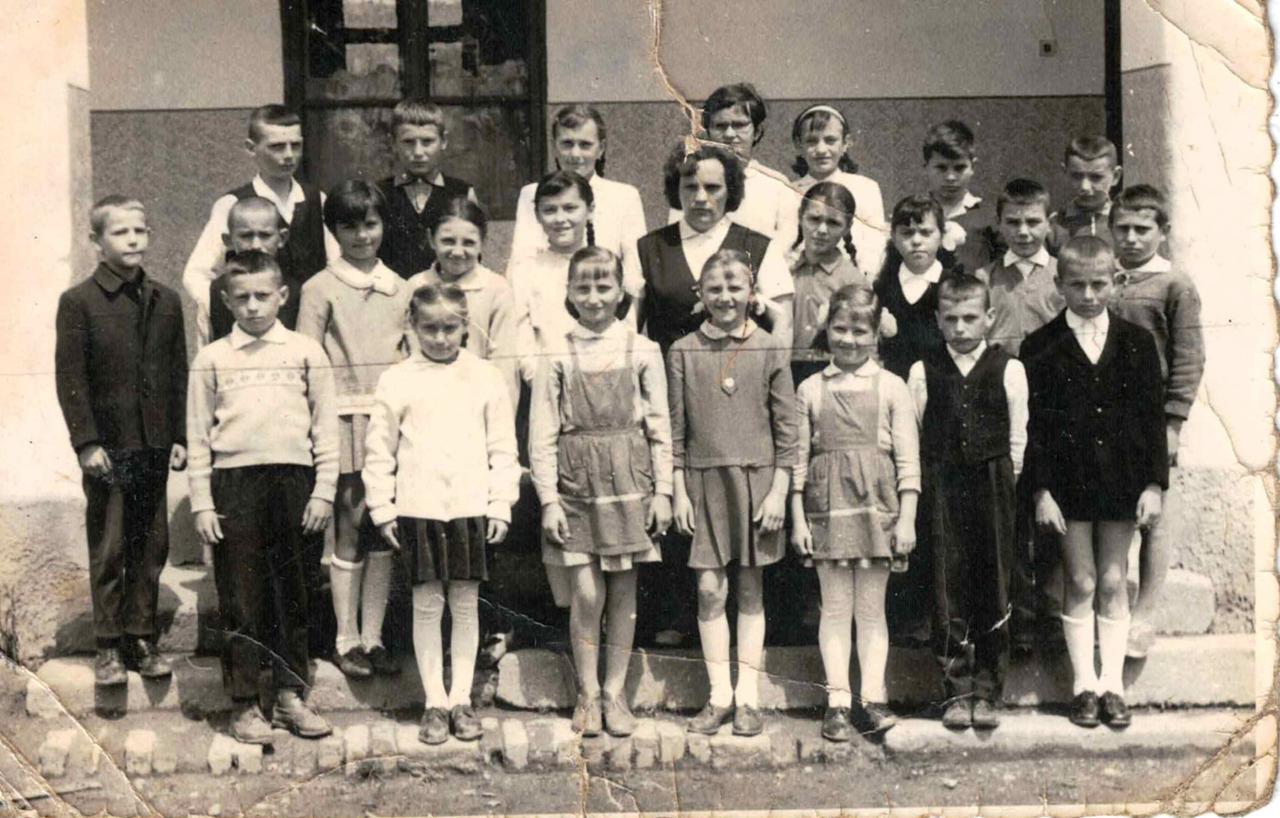 /storage/img/big_gyergyoidia_13896a-a-felszegi-iskolanal-a-negyedik-osztaly-1967-ben-forika-sebestyen.jpg