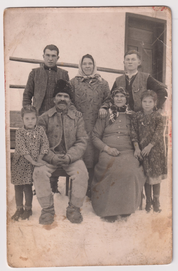 /storage/img/big_gyergyoidia_18711a-csalad-a-haz-elott-l-csaba-gyujtemenye-kialto-kovek-egyesulete.jpg