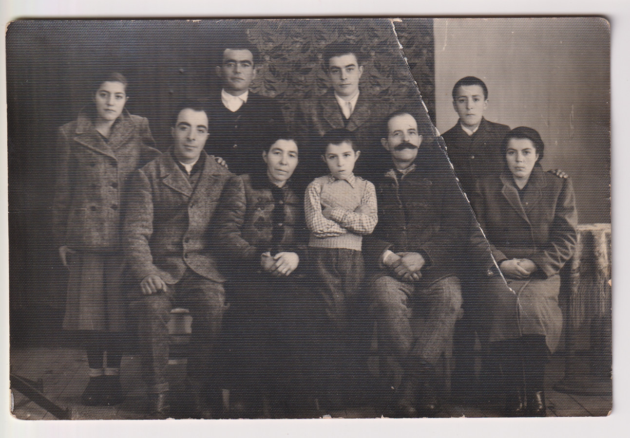/storage/img/big_gyergyoidia_18858a-csaladi-csoportkep-m-imola-gyujtemenye-kialto-kovek-egyesulete.jpg