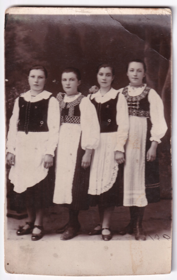 /storage/img/big_gyergyoidia_19504a-kl2026-fiatal-nok-nepviseletben-kialto-kovek-egyesulete.jpg
