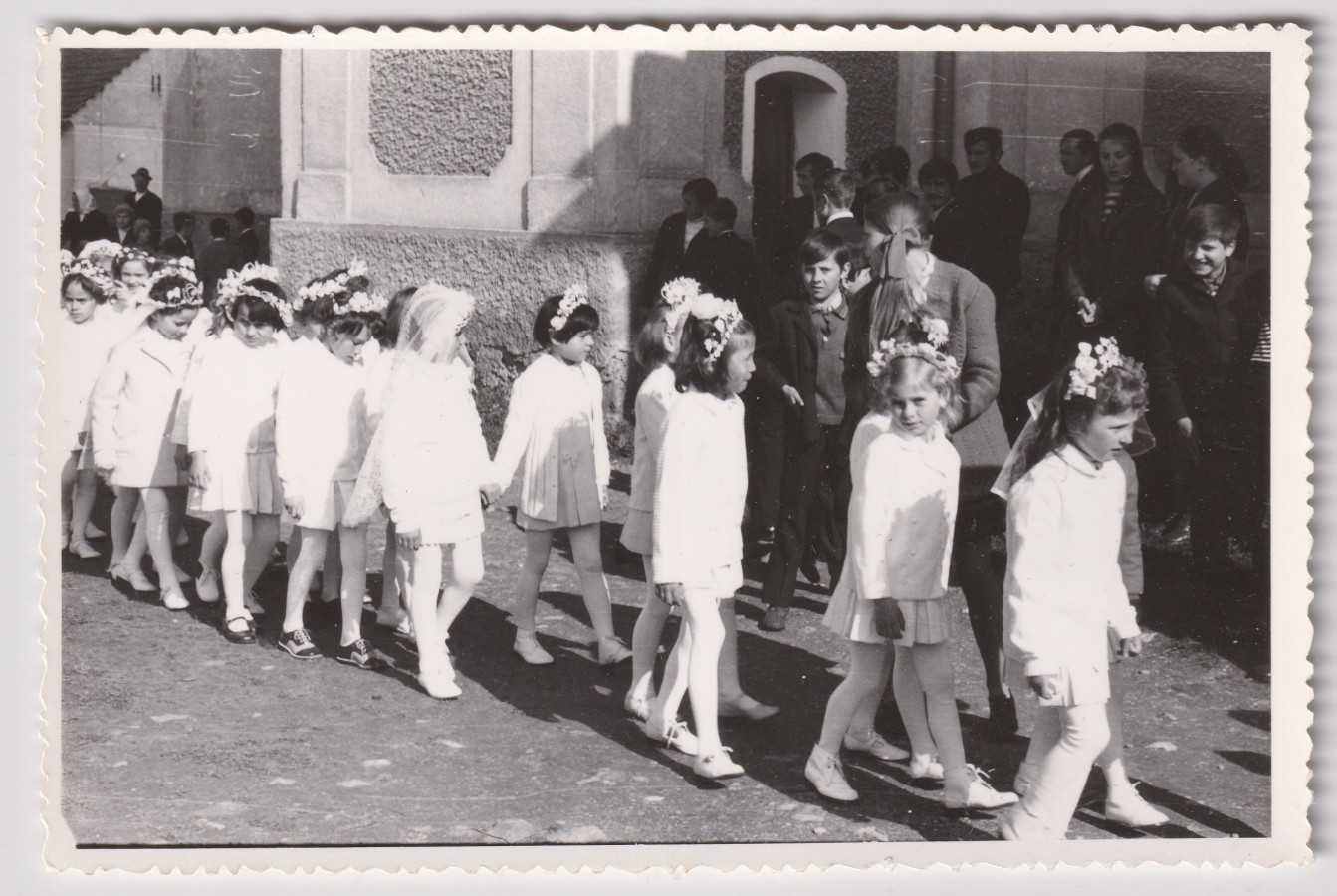 /storage/img/big_gyergyoidia_19694a-elsoaldozo-kislanyok-5-mp-hagyatek-kialto-kovek-egyesulete.jpg