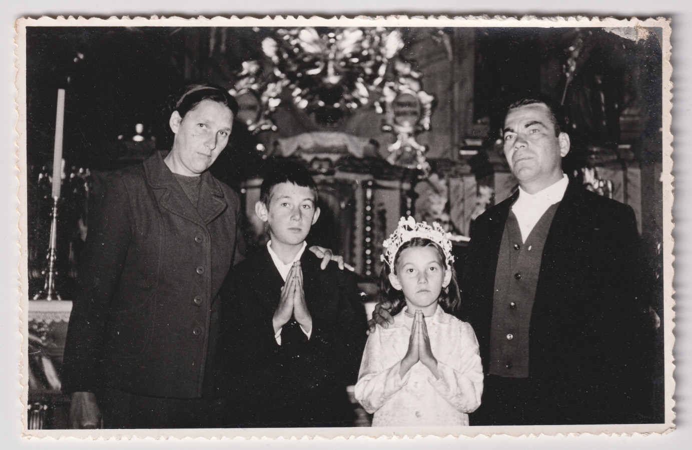 /storage/img/big_gyergyoidia_19758a-elsoaldozo-kislany-szuleivel-mp-hagyatek-kialto-kovek-egyesulete.jpg