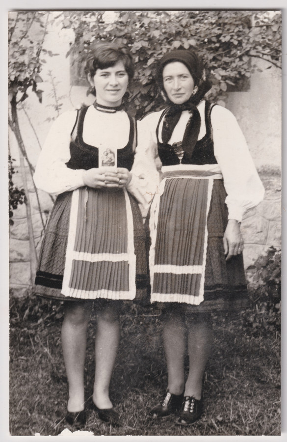 /storage/img/big_gyergyoidia_19815a-bermalkozo-lany-es-bermaszulo-mp-hagyatek-kialto-kovek-egyesulete.jpg