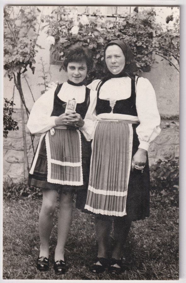 /storage/img/big_gyergyoidia_19818a-bermalkozo-lany-es-bermaszulo-2-mp-hagyatek-kialto-kovek-egyesulete.jpg