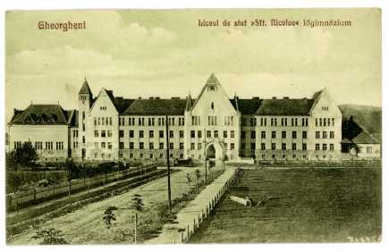 A gyergyószentmiklósi gimnázium épülete 1928-ban