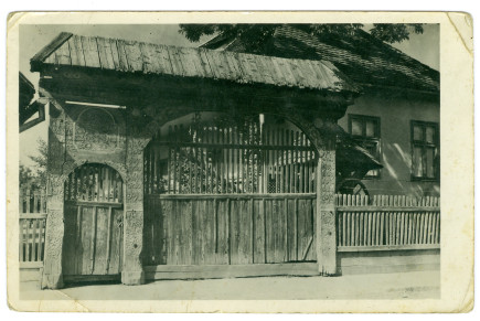A Madaras-féle székelykapu egy képeslapon