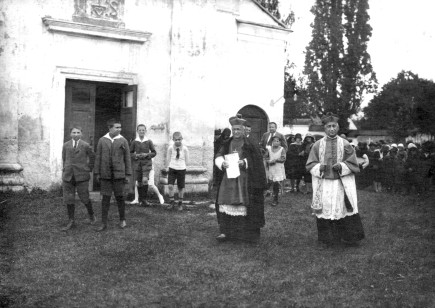 A püspök látogatása az örmény templomba