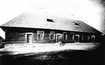 Csomafalva: régi iskola (1877, gyógyszertár helyén) és a Marosparti iskola (1912)