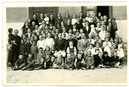 Ditró, 1941, Anyák Napi ünnepség a felszegi Kápolna iskolában.