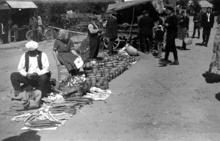 Fazekas és vállfaárus a gyergyószentmiklósi szombati piacon, 1967-ben