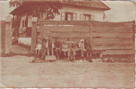 Gyerekek a ház előtt, Ditró, 1917