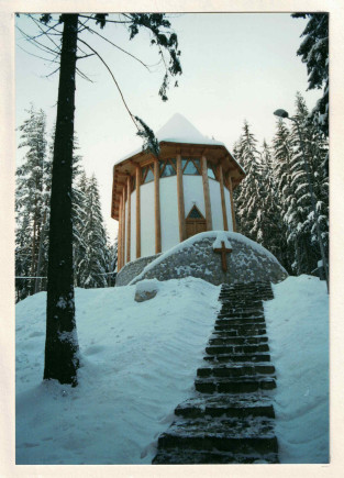 Az első téli hótakaró a gyilkostói Szent Kristóf kápolnán