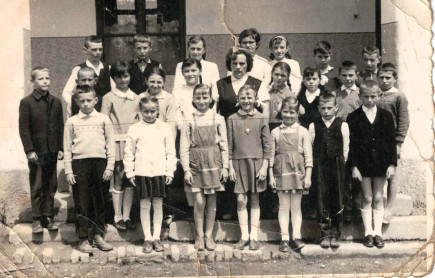 A felszegi iskolánál a negyedik osztály 1967-ben