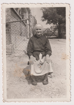 Idős asszony az udvaron - Bíró család gyűjteménye