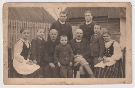 Családi kép az udvaron - Bíró család gyűjteménye