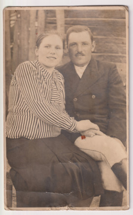 Ifjú házaspár az udvaron - Györffy család gyűjteménye