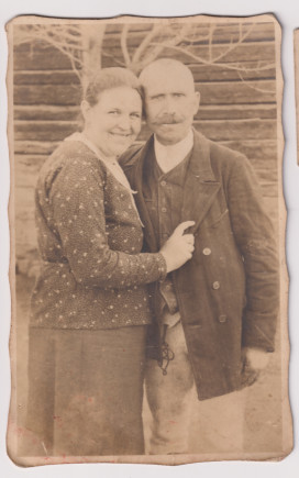 Idős házaspár az udvaron - Györffy család gyűjteménye