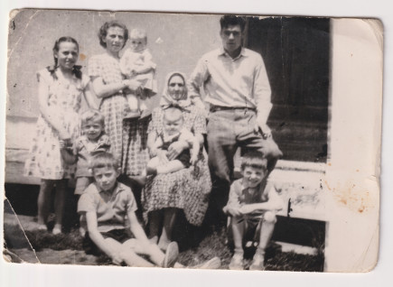 A tornáncon- Kercsó család gyűjteménye