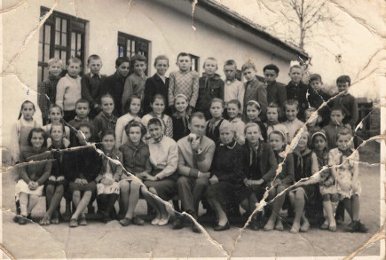 Az 1964-es IV. B osztály az alfalvi Veres Iskolánál