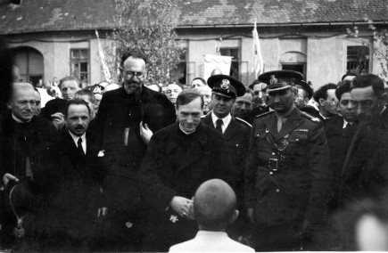 Márton Áron fogadása a Szent Miklós plébánia kapujánál 1939-ben