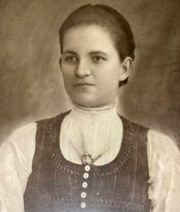 Az ifjú Dénes Marcella, Újfalu, 1905