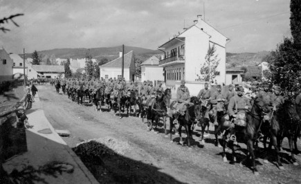 Honvédek a Gábor Áron utcában a fapiacnál