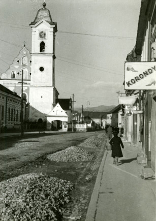Gyergyószentmiklós, Fogarassy utca és a római katolikus templom, 1941, Vákár Artur felvétele