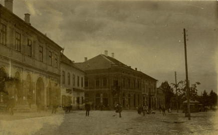 Gyergyószentmiklósi főtér látképe a Romfeld- és a Vákár-házzal, 1890-es évek vége