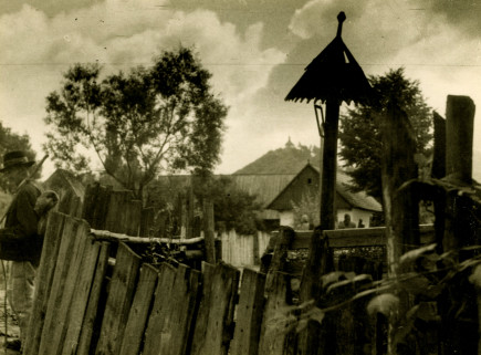Gyergyószentmiklós, Gyilkostói út, háttérben a Both-vára - Vákár Tibor felvétele