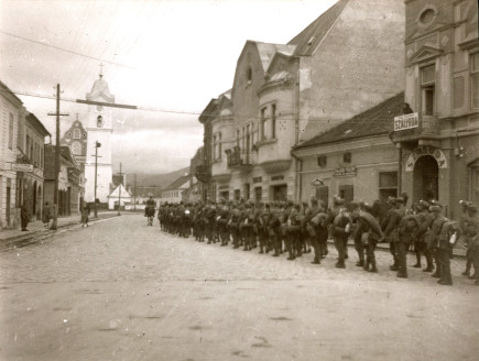 Honvédek vonulnak a Vákár-ház előtt, Vákár Tibor felvétele, 1940