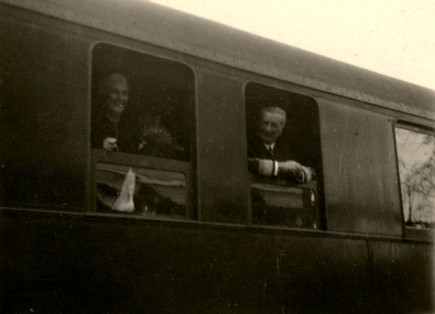 Gyergyószentmiklós,  Horthy Miklós kormányzó  és felesége távozik - Vákár Tibor felvétele
