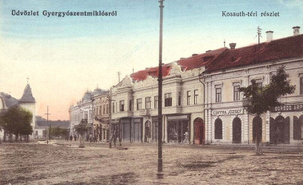 Gyergyószentmiklós, Kossuth tér a Novák patikával