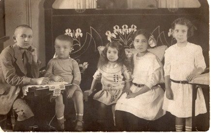 Photo of a Gyergyószentmiklós family from 1913